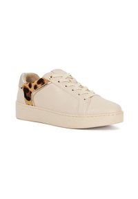 Baskets crème avec des accents en imprimé léopard, tige en cuir lisse, bout rond, lacets et semelle en caoutchouc épaisse. Détail en métal doré sur le côté.