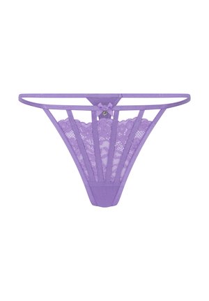 Paarse kant string met een delicate bloemenpatroon, dunne bandjes en een klein strikje aan de achterkant. Zachte, doorschijnende textuur overal.