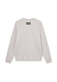 Hellgrauer Pullover mit strukturiertem Stoff, gerippten Bündchen und Saum. Er hat ein rechteckiges grünes Etikett am hinteren Halsausschnitt.