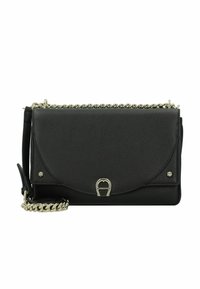 Borsa a tracolla in pelle nera con finitura testurizzata, dotata di accessori in tono argento, tracolla a catena e chiusura a pattina con un gancio distintivo.