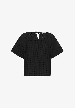 Černá blůza z texturované látky se čtvercovými výřezy, krátkými rukávy a zavazováním na zádech. Vyznačuje se volným střihem.