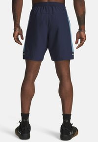 Heren navyblauwe shorts met lichtblauwe zijaccenten, een elastische tailleband en een logo patch. Materiaal: lichte stof, ontworpen voor comfort.
