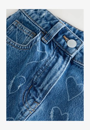 Şorturi din denim cu un finisaj albastru mediu, prezentând un model cu inimi, detalii uzate, un nasture argintiu și o talie brodată.