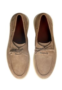 Scarpe da barca in suede marrone con design mocassino, suole in gomma leggera di colore contrastante e dettaglio di laccio decorativo.