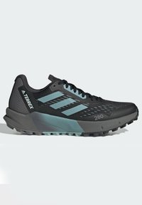 Scarpe da trail running nere con parte superiore in mesh, dettagli azzurri chiari, suola testurizzata e particolari riflettenti. Presentano tre strisce e il marchio 280.