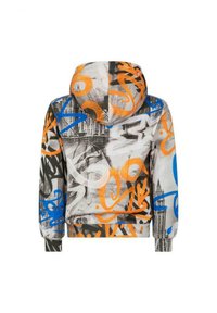 Hættetrøje med et blandet mediedesign i sort, hvid, orange og blå, med graffiti-inspirerede mønstre og en blød tekstur.