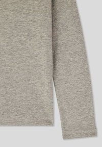 Maglietta grigia a maniche lunghe realizzata in un morbido tessuto testurizzato. Presenta un design semplice con un leggero motivo melangiato e orli rifiniti con cura.