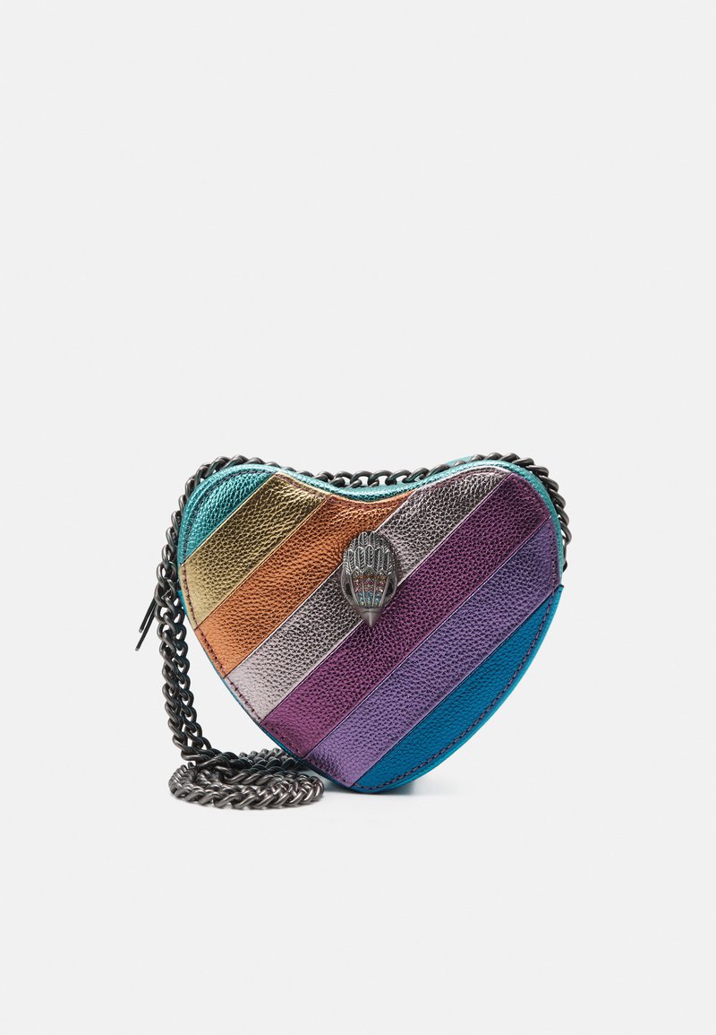 Borsa a forma di cuore con strisce orizzontali multicolori in blu, viola, arancione e argento. Presenta una chiusura metallica e una tracolla a catena.