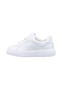 Weiße Sportschuhe mit einem glatten Lederobermaterial, flacher Schnürung, gepolstertem Schaft und strukturiertem Gummilaufsohle mit Rillen.