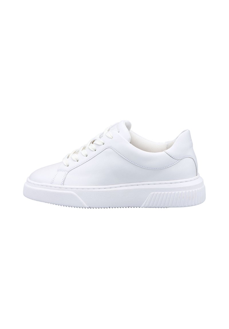Weiße Sportschuhe mit einem glatten Lederobermaterial, flacher Schnürung, gepolstertem Schaft und strukturiertem Gummilaufsohle mit Rillen.