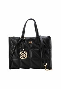 Bolso tote sintético negro acolchado con asas dobles, correa de hombro desmontable, herrajes dorados y un acento de charm geométrico.