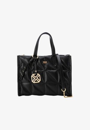 Borsa a spalla nera in materiale sintetico trapuntato con doppio manico, tracolla removibile, dettagli in oro e un accento a forma geometrica.