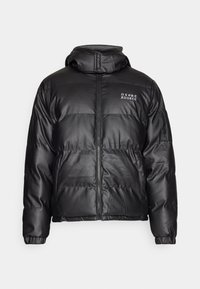 Czarna kurtka puchowa z przednim zamkiem błyskawicznym, regulowanym kapturem i ściągaczami na rękawach. Na piersi i bocznej kieszeni znajduje się tonowe logo.