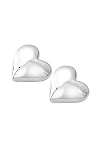 Stříbrné náušnice ve tvaru srdce s lesklým povrchem, mají hladkou texturu a zaoblené hrany, odrážející světlo pro lesklý vzhled.