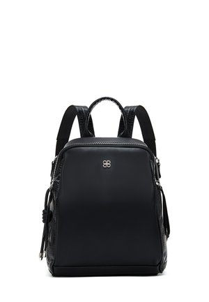 Sac à dos noir en matériau synthétique lisse, doté d'une fermeture éclair, de bretelles doubles et d'un panneau latéral texturé. Accent en métal pour le logo.