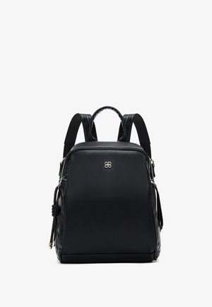 Sac à dos noir en matériau synthétique lisse, doté d'une fermeture éclair, de bretelles doubles et d'un panneau latéral texturé. Accent en métal pour le logo.