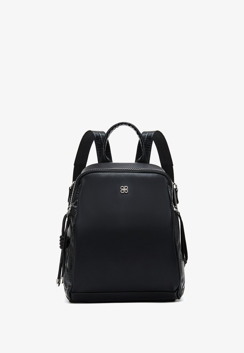 Zwarte rugzak gemaakt van glad synthetisch materiaal, met een ritssluiting, dubbele schouderbanden en een textuur zijpaneel. Metalen logo accent.