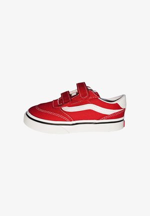 Zapatilla deportiva roja y blanca de corte bajo con dos tiras de velcro y una suela de goma blanca, mostrada en perfil lateral sobre un fondo blanco.