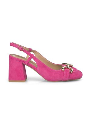 Pompe slingback en daim rose avec un talon carré, dotée d'une boucle dorée sur l'avant et d'une bride de cheville ajustable.