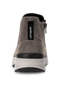 Bottines en suède gris avec une fermeture éclair et un tirant de marque. Présente un talon noir contrastant et une semelle rembourrée pour le confort.