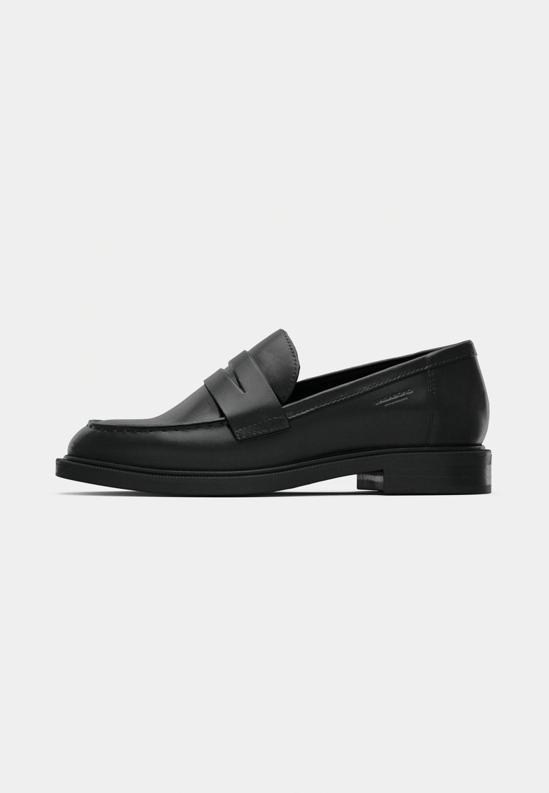 Mocassin penny en cuir noir avec un petit talon, couture moc toe et une bride sur le dessus, montré de profil sur fond blanc.