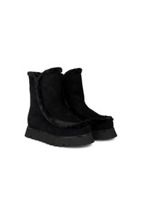 Bottines en daim noir avec garniture en fourrure, bout arrondi et semelle en caoutchouc noir épais présentant un motif de bande de roulement en ondulations.