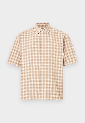 Koszula z krótkim rękawem zapinana na guziki w jasnobrązowy i kremowy wzór w kratę, z klasycznym kołnierzykiem i sześcioma guzikami z przodu. Lekka faktura tkaniny.