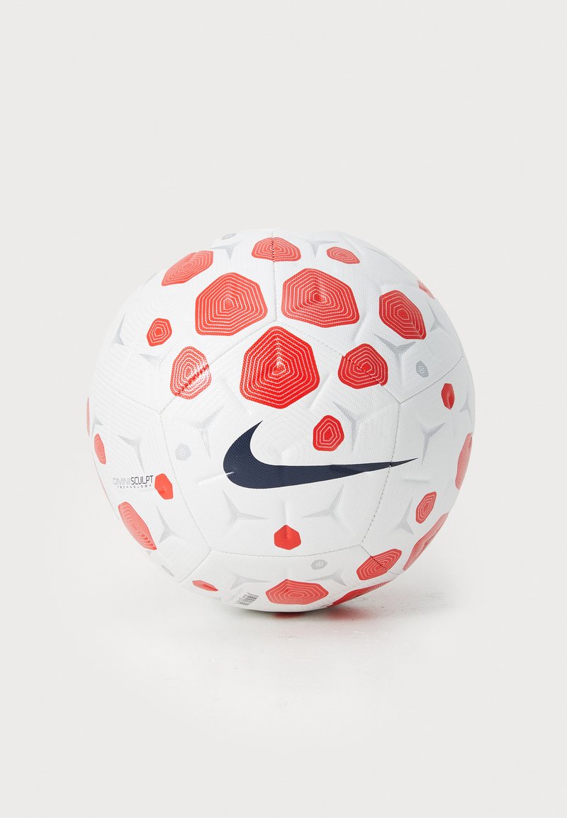 Nike fodbold med en hvid overflade og røde hexagonale og cirkulære mønstre, en glat tekstur og et sort logo.