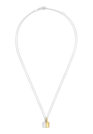 Collier à double chaîne en argent avec deux petits pendentifs rectangulaires, un argenté et un doré, suspendus côte à côte.
