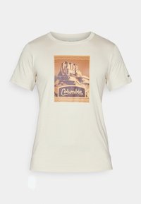 Beige t-shirt med korte ærmer med et rektangulært orange grafisk billede af et bjerg og "Columbia Sportswear Co." logoet i midten foran.