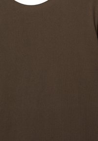 Brązowa bawełniana tkanina o gładkiej teksturze; ma klasyczny biały okrągły dekolt. Prosty, nieozdobiony design.