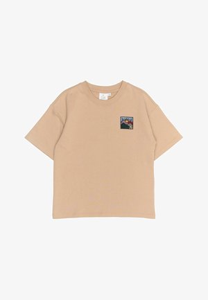 Bež majica od pamuka s kratkim rukavima i okruglim izrezom. Ima mali višebojni vezeni dizajn planine na lijevoj strani prsiju.