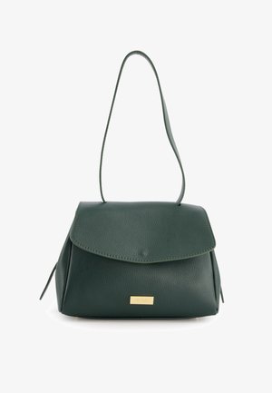 Tmavě zelená kožená kabelka s překlopnou klapkou, zlatým logem a jedním nastavitelným popruhem. Má strukturovaný povrch a kompaktní tvar.
