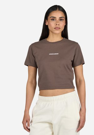 INES CROPPED BABY TEE - Základné tričko - washed cozy brown/white