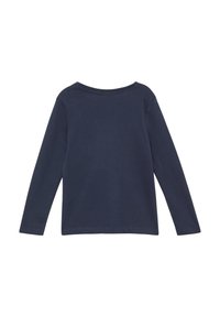Dunkelblauses Langarmshirt mit Rundhalsausschnitt, von hinten auf einem weißen Hintergrund gezeigt.