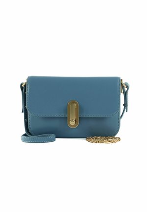 Sac bandoulière en cuir bleu avec fermoir doré et sangle chaîne détachable sur fond blanc.