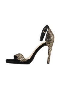 Sandal con tacco alto in velluto nero con accentuazione di gioielli sulla cinghia, punta aperta e cinturino alla caviglia con fibbia, caratterizzata da una forma affusolata ed elegante.