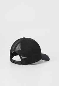 Svart baseballcap med solid front og mesh bak. Har en buet skjerm og justerbar snapback-lukking for tilpasning av størrelse.