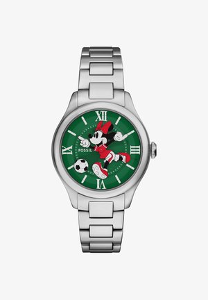 Montre-bracelet argentée avec un cadran vert présentant Minnie Mouse en tenue de football rouge donnant un coup de pied dans un ballon de football noir et blanc.