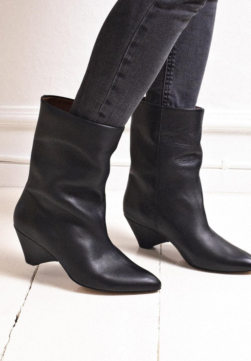 vully 50 triangle soft calf black