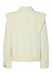 Chaqueta de mezclilla beige claro con bordado texturizado en los hombros y el dobladillo, con cuello y cierre de botones en los puños.