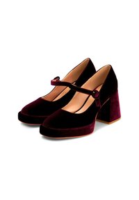 Samtige burgunderfarbene Mary Jane Schuhe mit einem breiten, quadratischen Absatz. Sie verfügen über eine abgerundete Spitze und ein Riemchen mit einem dekorativen Knopf. Glatte Innenauskleidung.