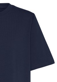 Majica kratkih rukava mornarsko plave boje s okruglim izrezom, izrađena od pamuka, s vidljivim šavovima duž ovratnika i ruba rukava.