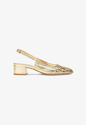 Chaussure slingback dorée tissée avec un nez pointu, un low block heel et une texture métallique. Dessus à motifs avec des découpes.