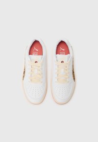 Sneakers bianchi con un upper in pelle liscia, lacci color cammello, una soletta rossa e un accento in stampa leopardata sul lato. Design della punta perforato.