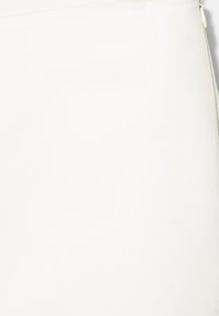 Pochette blanche zippée avec une petite tirette en métal sur un fond blanc uni.