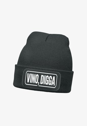 Dunkelgraue gestrickte Mütze mit umgeschlagenem Bündchen und einem rechteckigen Aufnäher mit dem weißen Schriftzug "VINO, DIGGA".