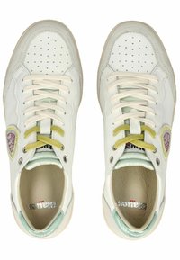 White leather sneakers with perforated toe and multicolored laces (green and yellow). Features a textured sole and a logo patch on the side.