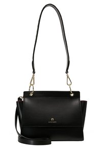 Czarna skórzana torebka o sztywnym fasonie, z elementami w kolorze złotym, regulowanym paskiem na ramię i kontrastowym, czerwonym wnętrzem.