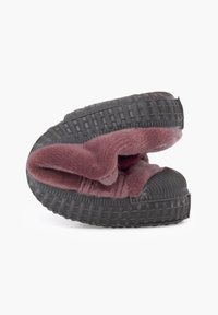 Scarpa slip-on bordeaux con un interno morbido e testurizzato, suola in gomma e righe sollevate; si piega facilmente per lo stoccaggio.